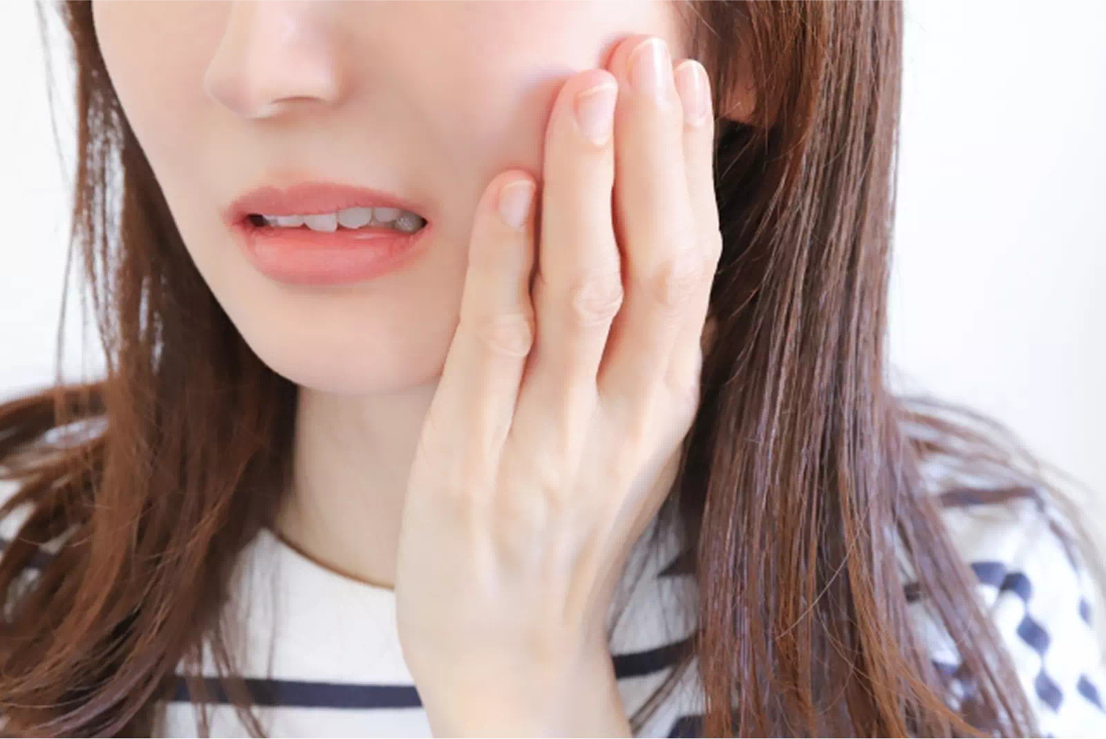 歯を痛がる女性の画像