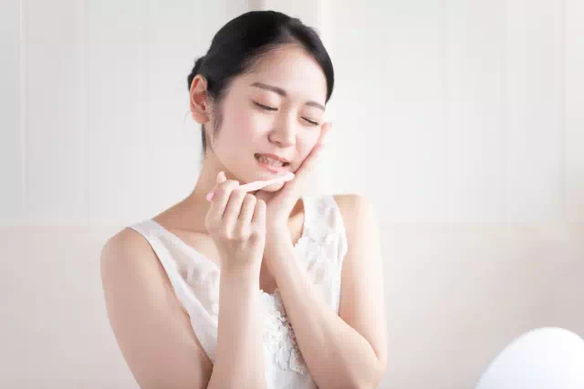 歯を痛がる女性の画像